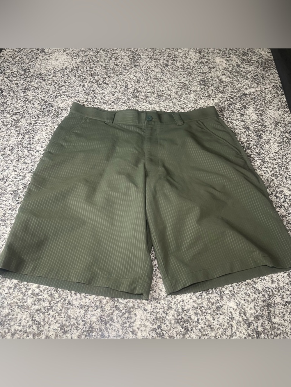 Under armour men’s shorts 36 olive green striped chino golf loose fit